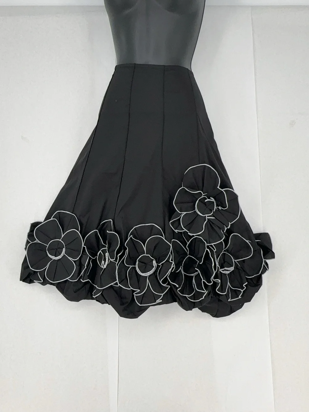 Cartise Women's Black Statement Skirt, size 12, 3D flowers with white edges nwot